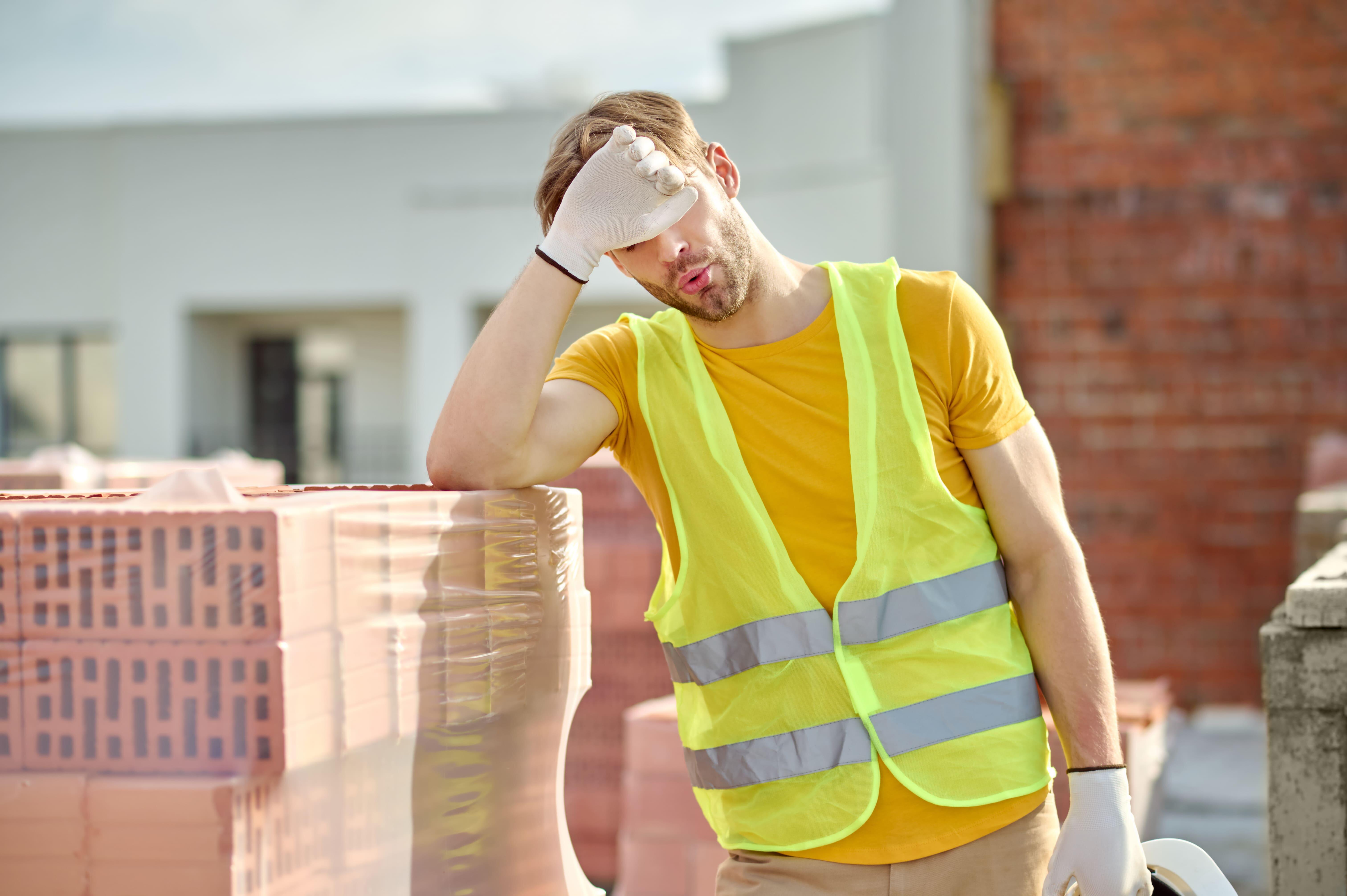 homme chantier bâtiment forte chaleur