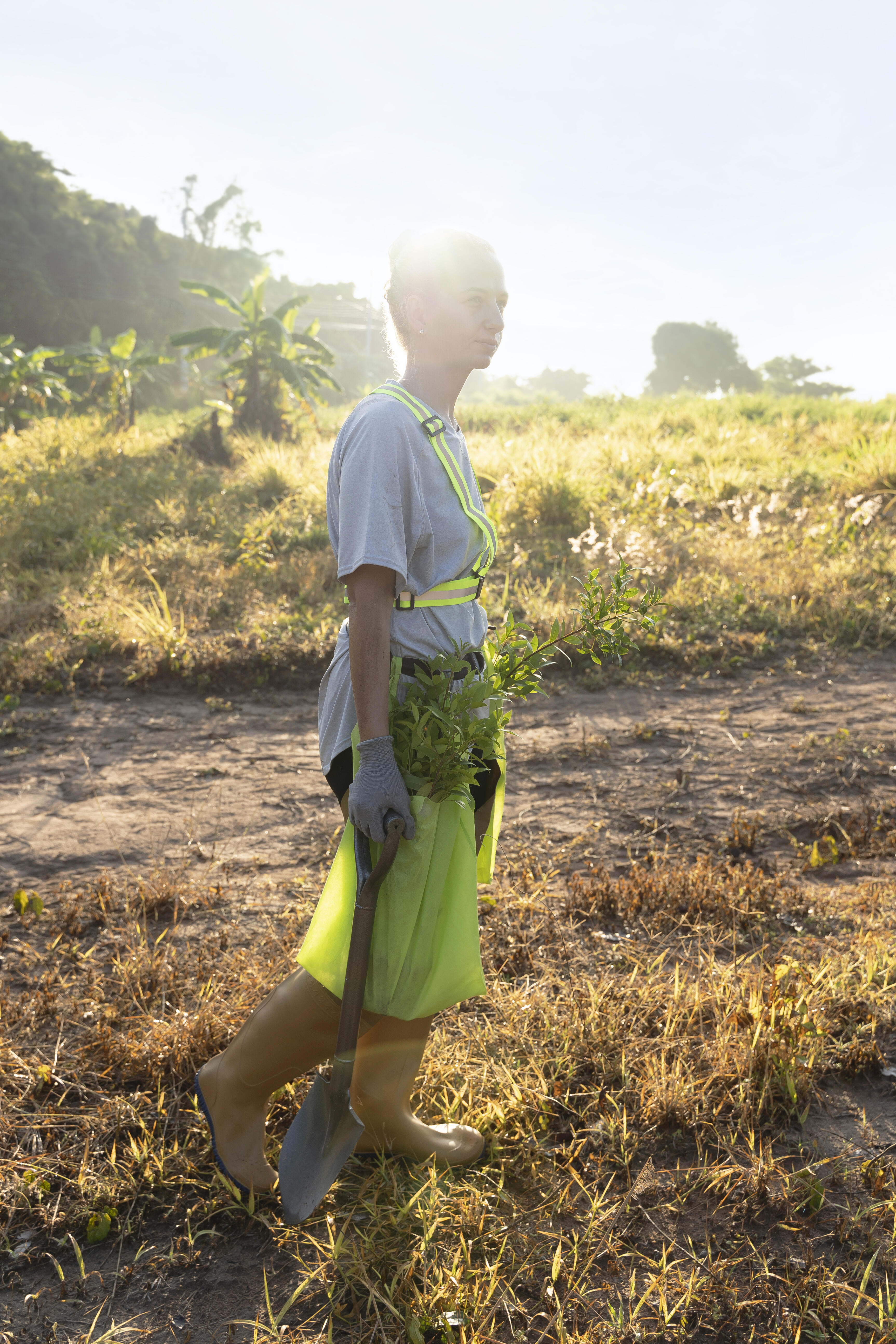 femme dans un champs agricole